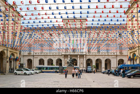 L'Hôtel de ville de Turin et le monument à Amédée VI, comte de Savoie à travers les lampadaires décoratifs Banque D'Images