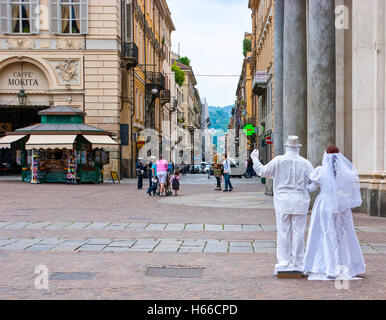 Deux mimes en costumes de mariés divertir les gens sur la Piazza San Carlo, Turin Italie Banque D'Images