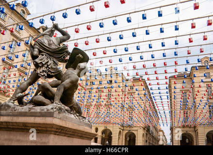 Le monument à Amédée VI comte de Savoie avec de nombreuses couleurs de réverbères sur l'arrière-plan, Turin, Italie. Banque D'Images