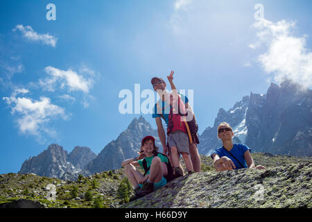 Famille randonnée sur le Grand Balcon Nord, vallée de Chamonix, Alpes, France. Banque D'Images