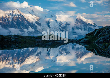 Les randonneurs et le massif du Mont Blanc dans le Lac des Cheserys. Vallée de Chamonix, Alpes, France. Banque D'Images