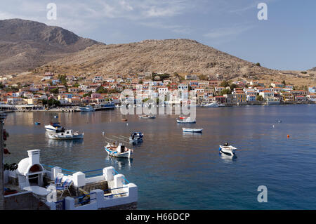 Village d'Emborio, Chalki île près de Rhodes, Dodécanèse, Grèce. Banque D'Images