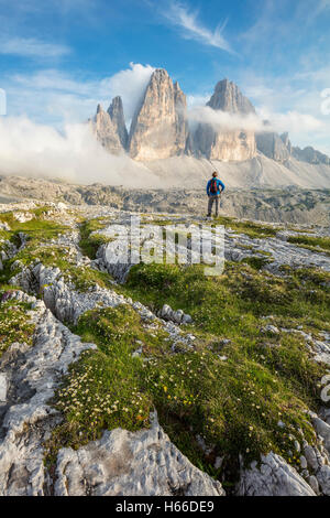 Randonneur sous Tre Cime di Lavaredo, Dolomites de Sexten, Tyrol du Sud, Italie. Banque D'Images