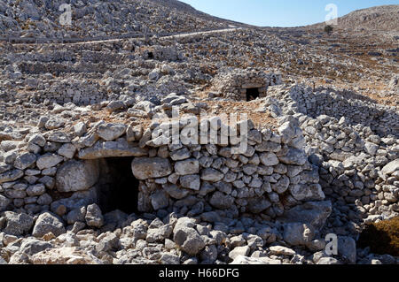 Ancienne colonie dans les montagnes de l'intérieur de l'île de Chalki île près de Rhodes, Dodécanèse, Grèce. Banque D'Images