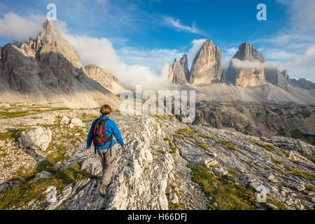 Randonneur sous Tre Cime di Lavaredo, Dolomites de Sexten, Tyrol du Sud, Italie. Banque D'Images