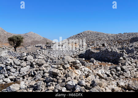 Ancienne colonie dans les montagnes de l'intérieur de l'île de Chalki île près de Rhodes, Dodécanèse, Grèce. Banque D'Images