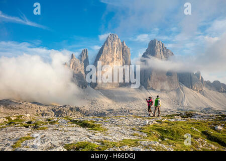 Les Randonneurs sous Tre Cime di Lavaredo. Dolomites de Sexten, Tyrol du Sud, Italie. Banque D'Images