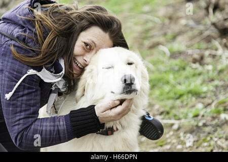 Femme avec chien mastiff nature park Banque D'Images