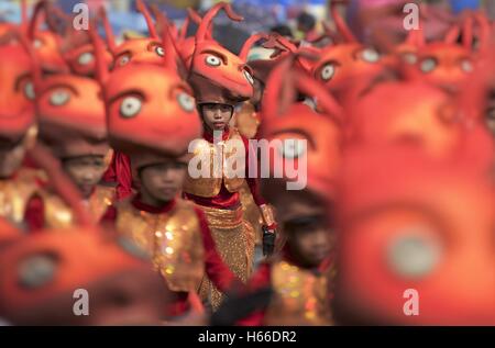 Le Sinulog Festival La ville de Cebu, aux Philippines. Street dancers dans de magnifiques costumes. Banque D'Images