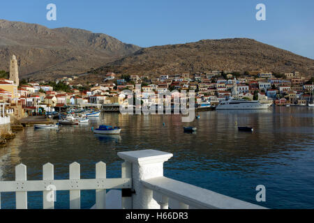 Village d'Emborio, Chalki île près de Rhodes, Dodécanèse, Grèce. Banque D'Images