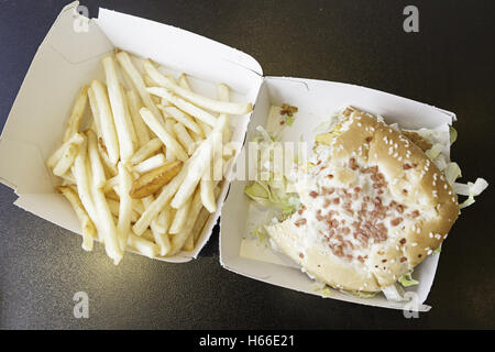 Hamburger accompagné de frites sur les repas au restaurant Banque D'Images