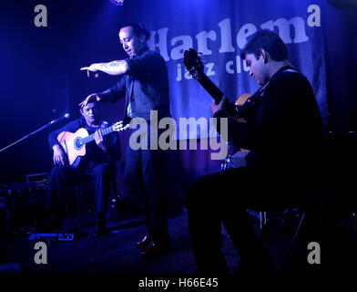 Diego Cortes flamenco espagnol chanteur et guitariste, rumba catalane, flamenco fussion avec Santi Cubero danseuse de flamenco Banque D'Images