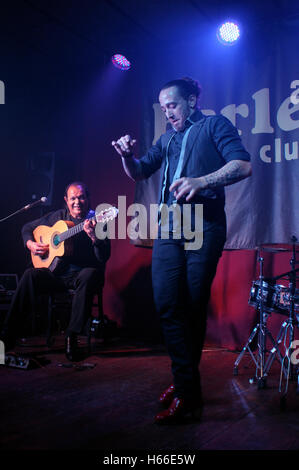 Diego Cortes flamenco espagnol chanteur et guitariste, rumba catalane, flamenco fusion avec Santi Cubero flamenco dancer Banque D'Images