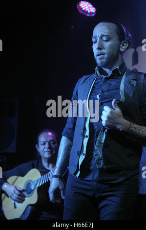 Diego Cortes flamenco espagnol chanteur et guitariste, rumba catalane, flamenco fusion avec Santi Cubero flamenco dancer Banque D'Images