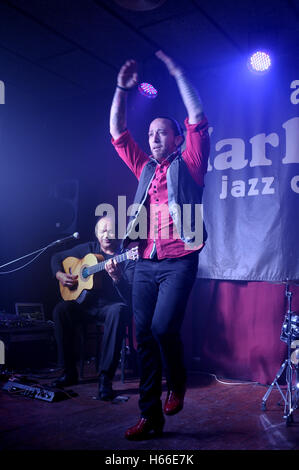 Diego Cortes flamenco espagnol chanteur et guitariste, rumba catalane, flamenco fusion avec Santi Cubero flamenco dancer Banque D'Images