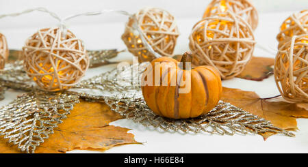 Automne citrouille décorative avec des lumières et des paillettes feuilles Banque D'Images