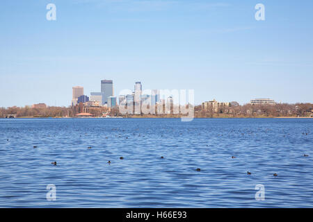 La ville de Minneapolis à la recherche de l'autre côté du lac Calhoun, Minnesota, USA Banque D'Images