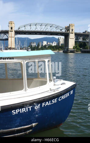 L'un des petits ferries qui traversent la baie de False Creek à Vancouver BC Canada Banque D'Images