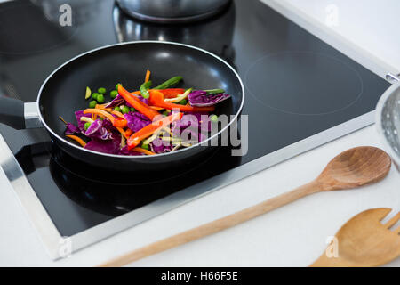 La nourriture sur une table de cuisson à induction dans la cuisine Banque D'Images