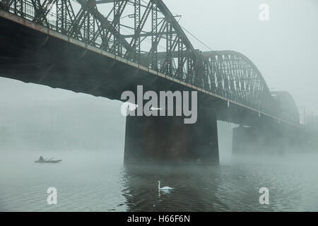 Pont ferroviaire sur la rivière Vltava à Prague, République tchèque. Banque D'Images