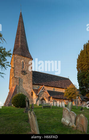 Coucher du soleil d'automne à St Michael's Church in Wisborough Green, West Sussex, Angleterre. Banque D'Images