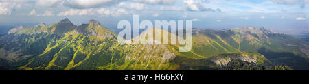 Hautes Tatras Belianske Tatry - Panorama de montagnes de Jahnaci pic dans la soirée. Banque D'Images