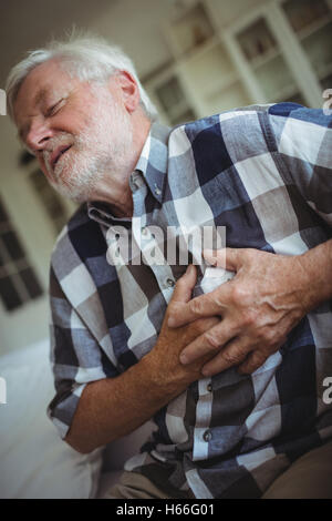 Les hommes qui souffrent de douleur de coffre Banque D'Images