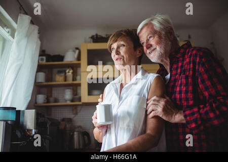 Man in kitchen Banque D'Images