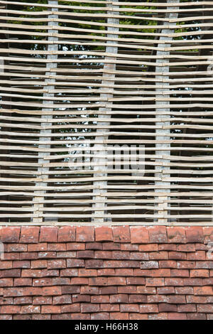 La construction de toit sur une maison médiévale avec peg Kentish Weald et tuiles à Downland Open Air Museum, Singleton, Sussex, Angleterre Banque D'Images