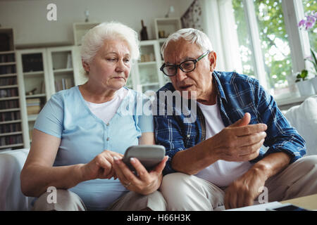 Inquiets senior couple interagir pendant le contrôle des projets Banque D'Images