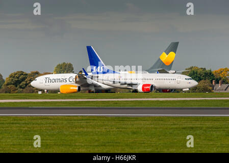 LY-VEI Airbus A320-233 Avion Express thomas Cook des arrivées. SAS Scandinavian Airlines de l'aéroport de Manchester en Angleterre. Banque D'Images