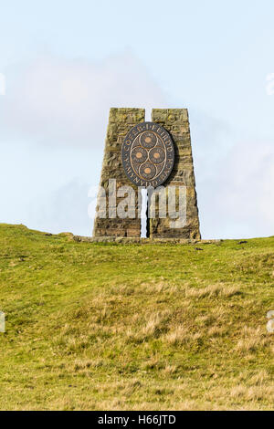 Le monument situé au-dessus de Bach Mynydd Llyn Eidwenn en Pays de Galles Banque D'Images