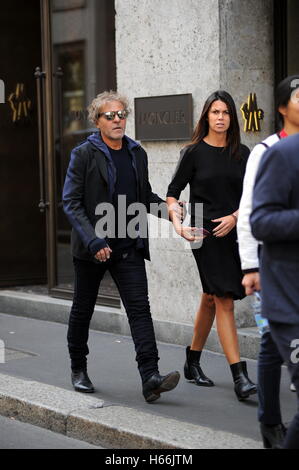 Renzo Rosso en photo avec son épouse Arianna Alessi sur la Via Montenapoleone après le défilé Diesel lors de la Fashion Week de Milan. En vedette : Renzo Rosso, Arianna Alessi Où : Milan, Lombardie, Italie Quand : 23 Sep 2016 Credit : IPA/WENN.com **Uniquement disponible Banque D'Images