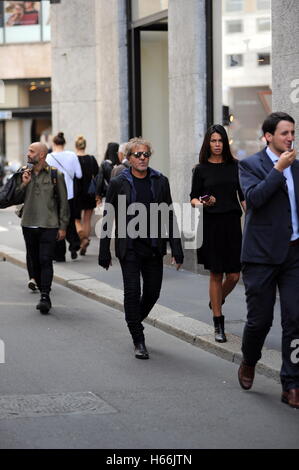 Renzo Rosso en photo avec son épouse Arianna Alessi sur la Via Montenapoleone après le défilé Diesel lors de la Fashion Week de Milan. En vedette : Renzo Rosso, Arianna Alessi Où : Milan, Lombardie, Italie Quand : 23 Sep 2016 Credit : IPA/WENN.com **Uniquement disponible Banque D'Images