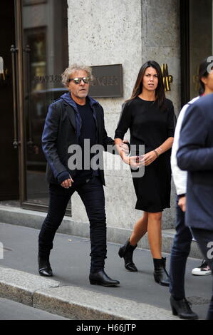 Renzo Rosso en photo avec son épouse Arianna Alessi sur la Via Montenapoleone après le défilé Diesel lors de la Fashion Week de Milan. En vedette : Renzo Rosso, Arianna Alessi Où : Milan, Lombardie, Italie Quand : 23 Sep 2016 Credit : IPA/WENN.com **Uniquement disponible Banque D'Images