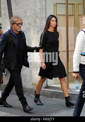 Renzo Rosso en photo avec son épouse Arianna Alessi sur la Via Montenapoleone après le défilé Diesel lors de la Fashion Week de Milan. En vedette : Renzo Rosso, Arianna Alessi Où : Milan, Lombardie, Italie Quand : 23 Sep 2016 Credit : IPA/WENN.com **Uniquement disponible Banque D'Images