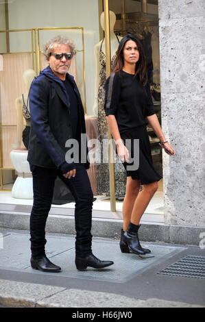 Renzo Rosso en photo avec son épouse Arianna Alessi sur la Via Montenapoleone après le défilé Diesel lors de la Fashion Week de Milan. En vedette : Renzo Rosso, Arianna Alessi Où : Milan, Lombardie, Italie Quand : 23 Sep 2016 Credit : IPA/WENN.com **Uniquement disponible Banque D'Images