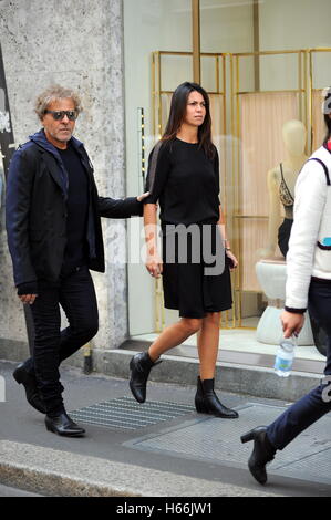 Renzo Rosso en photo avec son épouse Arianna Alessi sur la Via Montenapoleone après le défilé Diesel lors de la Fashion Week de Milan. En vedette : Renzo Rosso, Arianna Alessi Où : Milan, Lombardie, Italie Quand : 23 Sep 2016 Credit : IPA/WENN.com **Uniquement disponible Banque D'Images