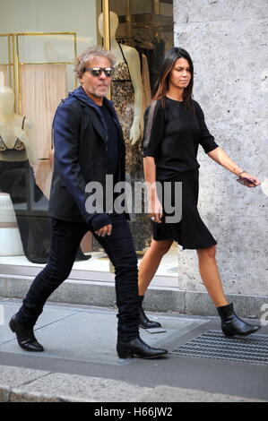 Renzo Rosso en photo avec son épouse Arianna Alessi sur la Via Montenapoleone après le défilé Diesel lors de la Fashion Week de Milan. En vedette : Renzo Rosso, Arianna Alessi Où : Milan, Lombardie, Italie Quand : 23 Sep 2016 Credit : IPA/WENN.com **Uniquement disponible Banque D'Images