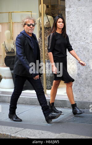 Renzo Rosso en photo avec son épouse Arianna Alessi sur la Via Montenapoleone après le défilé Diesel lors de la Fashion Week de Milan. En vedette : Renzo Rosso, Arianna Alessi Où : Milan, Lombardie, Italie Quand : 23 Sep 2016 Credit : IPA/WENN.com **Uniquement disponible Banque D'Images