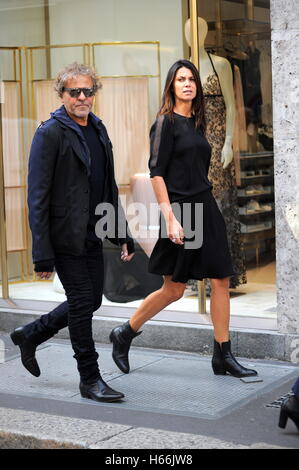 Renzo Rosso en photo avec son épouse Arianna Alessi sur la Via Montenapoleone après le défilé Diesel lors de la Fashion Week de Milan. En vedette : Renzo Rosso, Arianna Alessi Où : Milan, Lombardie, Italie Quand : 23 Sep 2016 Credit : IPA/WENN.com **Uniquement disponible Banque D'Images