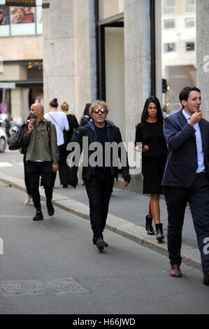 Renzo Rosso en photo avec son épouse Arianna Alessi sur la Via Montenapoleone après le défilé Diesel lors de la Fashion Week de Milan. En vedette : Renzo Rosso, Arianna Alessi Où : Milan, Lombardie, Italie Quand : 23 Sep 2016 Credit : IPA/WENN.com **Uniquement disponible Banque D'Images