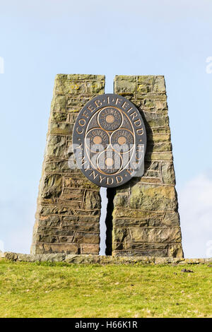 Le monument situé au-dessus de Bach Mynydd Llyn Eidwenn en Pays de Galles Banque D'Images