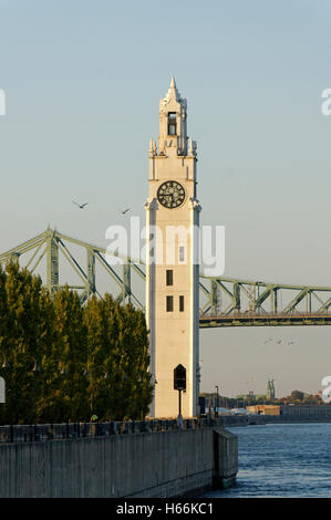 La tour de l'horloge située sur le quai de horloge avec le pont Jacques Cartier à l'arrière, Vieux Port de Montréal, Québec, Canada Banque D'Images