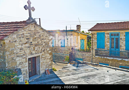 La chapelle moderne de Saint Xénophon se trouve en dessous de la main de la Sainte Croix, churh Lefkara (Chypre). Banque D'Images