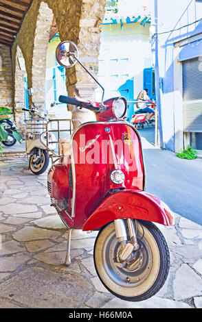 LEFKARA, Chypre - Août 2, 2014 : The red scooter est garé sur la terrasse du restaurant, le 2 août à Lefkara. Banque D'Images