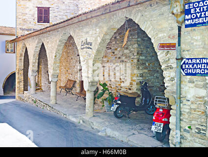 Le restaurant dans le centre du village est l'un des lieux touristiques les plus populaires, Lefkara Banque D'Images