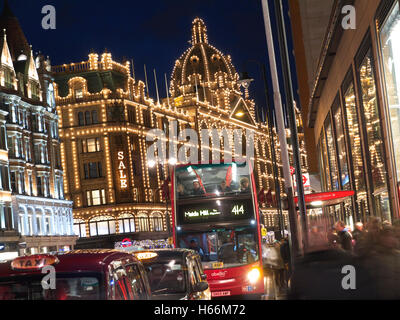 Harrods LONDRES Vente au crépuscule avec 'sale' sign shoppers red bus taxis et de circulation Knightsbridge Londres SW1 Banque D'Images