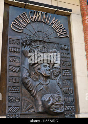 Plaque Métal relief à l'extérieur entrée de Covent Garden Market Banque D'Images