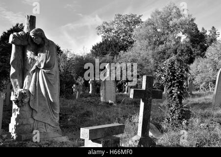 Le noir et blanc des tombes abandonnées à l'ancien cimetière sur la politique commune de Southampton, Angleterre Banque D'Images